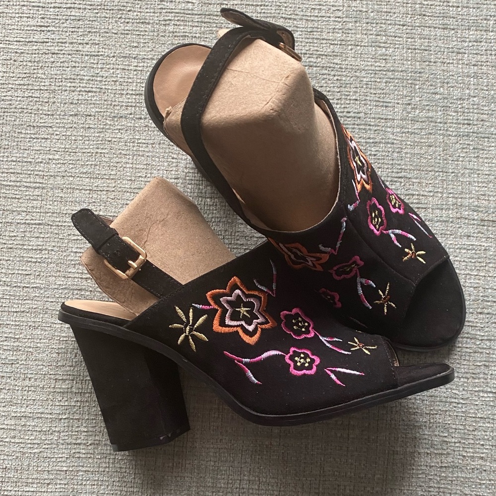 DONATED- NWOT Yoki size 8 open toed chunky heel